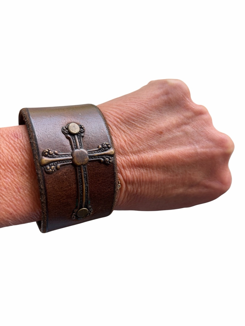 Brown leather cuff bracelet with cross design. Snap closure - Picture 4 of 8